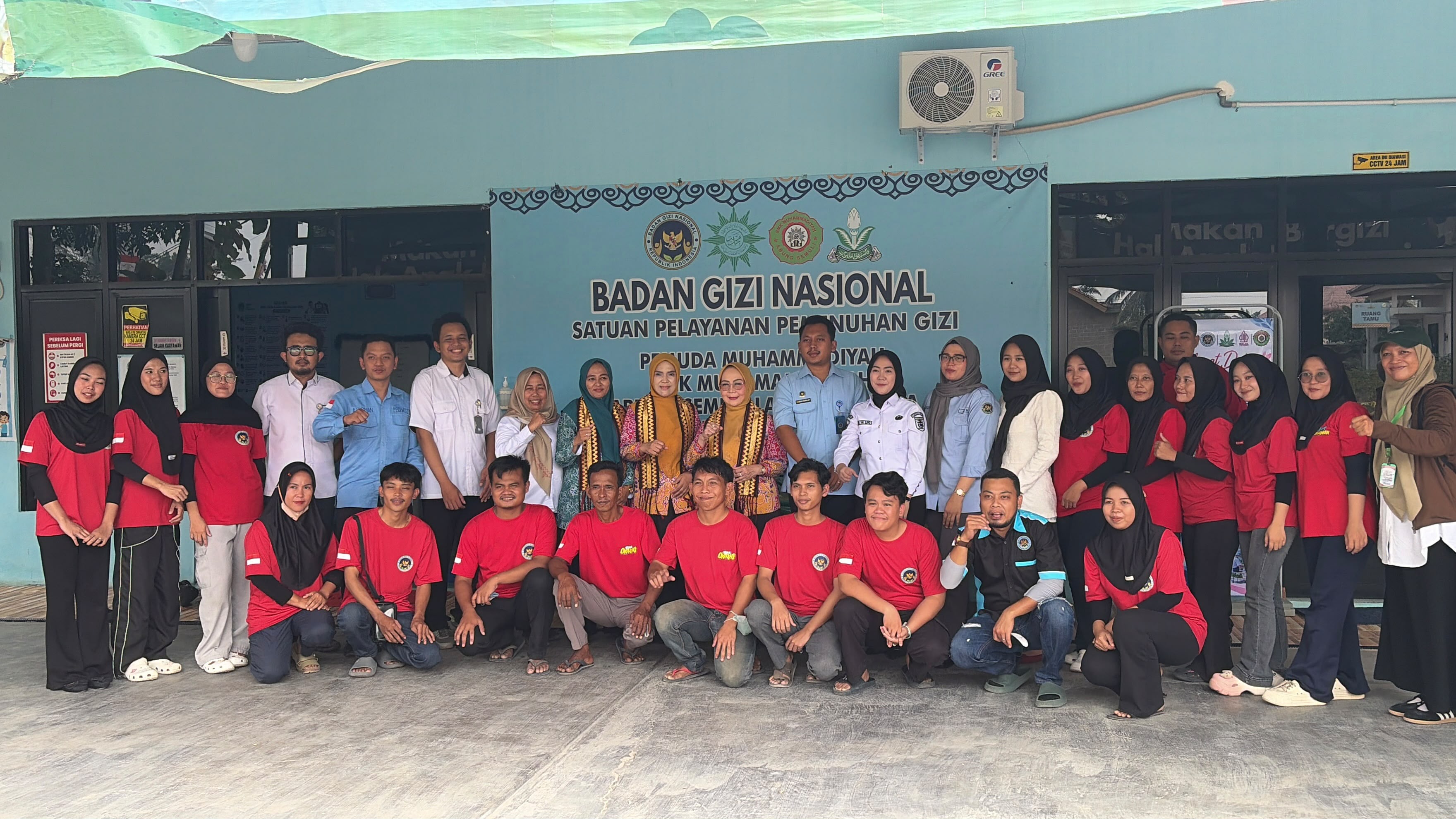 Ketua Pemuda Muhammadiyah sambut kunjungan Ketua TP PKK Lampung Utara di SPPG Pemuda Muhammadiyah Abung Semuli